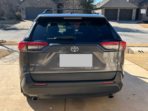 Used 2021 Toyota RAV4 XLE Premium image 8