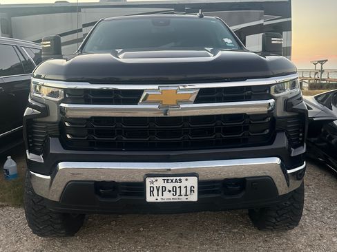 Used 2022 Chevrolet Silverado 1500 LT AWD/4WD image 2