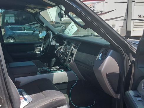 Used 2017 Ford Expedition XLT image 4