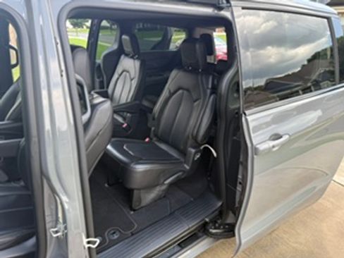Used 2023 Chrysler Pacifica Touring-L w/ S Appearance Package FWD image 6