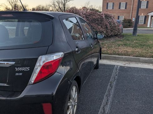 Used 2012 Toyota Yaris LE image 9