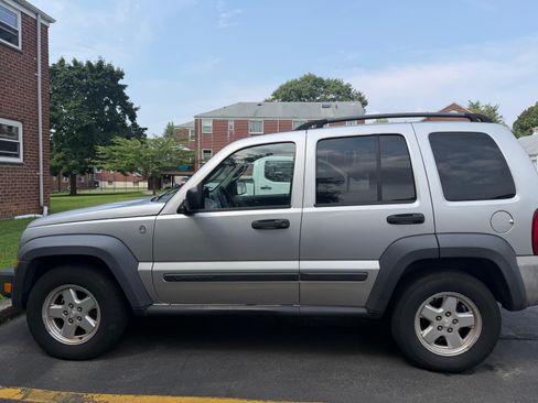 Used 2006 Jeep Liberty Sport AWD/4WD image 5