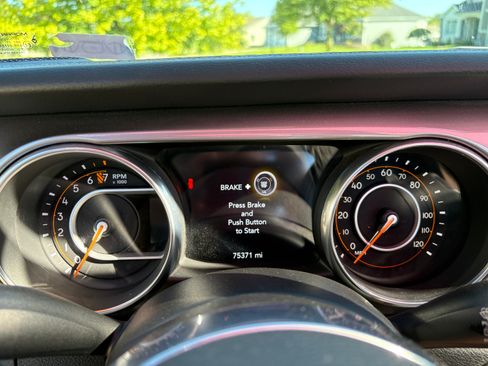 Used 2018 Jeep Wrangler Unlimited Sahara AWD/4WD image 6