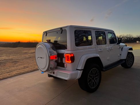 Used 2022 Jeep Wrangler Unlimited Sahara image 12