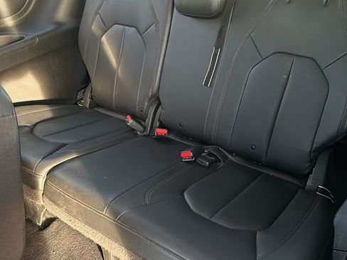 Used 2020 Chrysler Pacifica Touring-L image 15