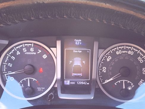 Used 2016 Toyota Tacoma Limited image 10