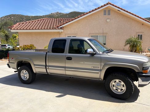 Used 2000 Chevrolet Silverado 2500 LS image 2