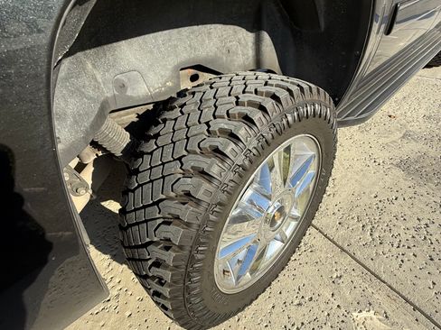 Used 2010 Chevrolet Avalanche LT w/ Luxury Package image 19