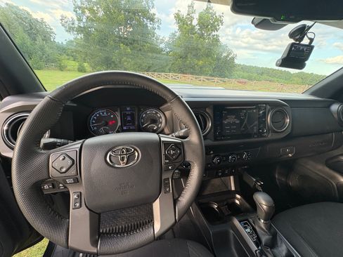 Used 2018 Toyota Tacoma TRD Sport RWD image 11