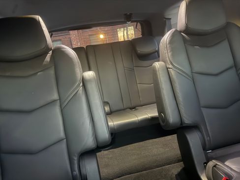 Used 2019 Cadillac Escalade Luxury image 12