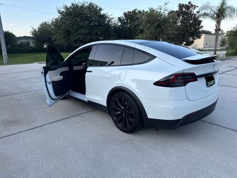 Used 2022 Tesla Model X Plaid image 8