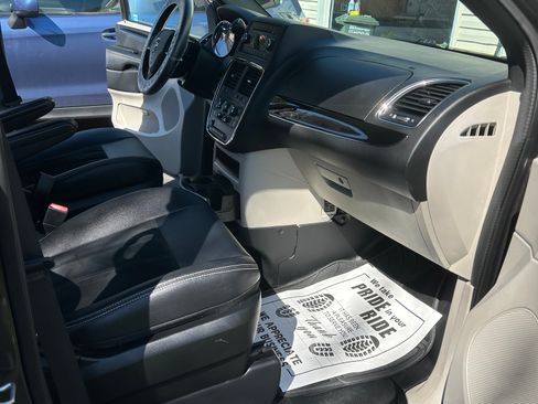 Used 2017 Dodge Grand Caravan SXT image 11