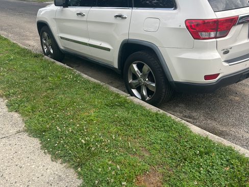 Used 2011 Jeep Grand Cherokee Overland AWD/4WD image 2