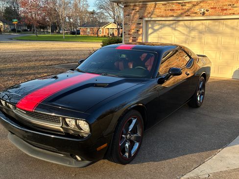 Used 2014 Dodge Challenger SXT image 6