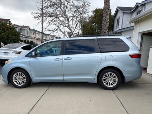 Used 2017 Toyota Sienna XLE w/ XLE Navigation Package image 8