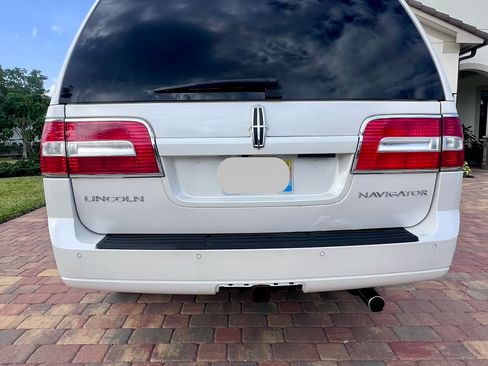 Used 2011 Lincoln Navigator L 4WD image 2