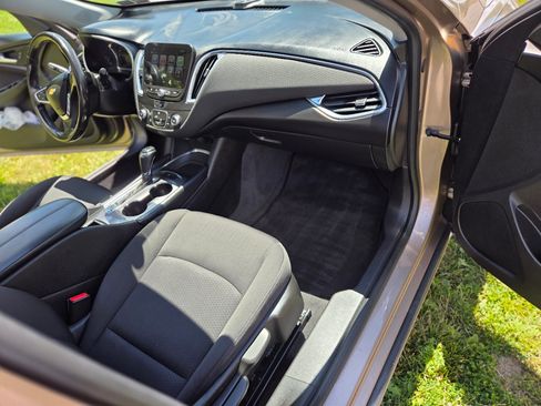 Used 2018 Chevrolet Malibu LT FWD image 16
