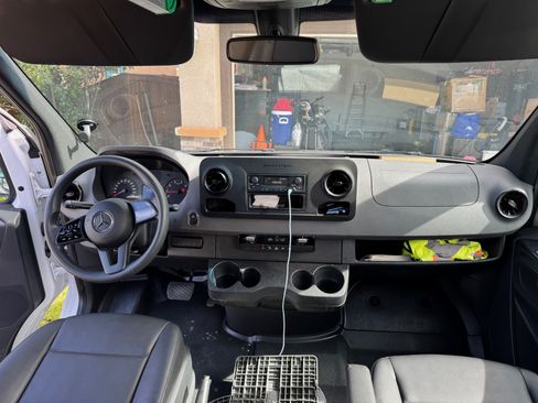 Used 2022 Mercedes-Benz Sprinter 2500 image 2