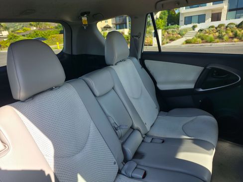 Used 2013 Toyota RAV4 EV image 16