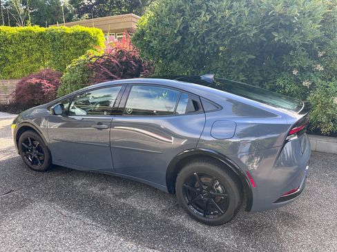 Used 2023 Toyota Prius XLE AWD/4WD image 2