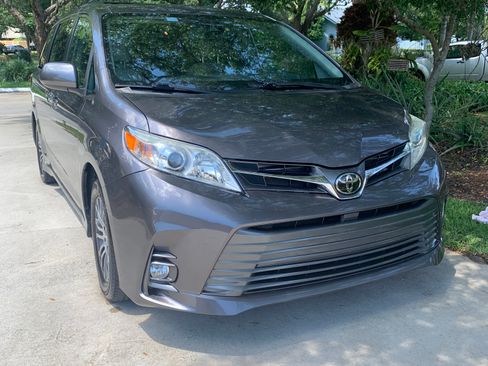 Used 2019 Toyota Sienna XLE FWD image 1