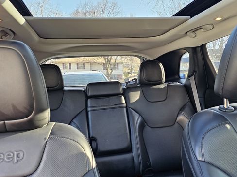 Used 2019 Jeep Cherokee Limited image 18