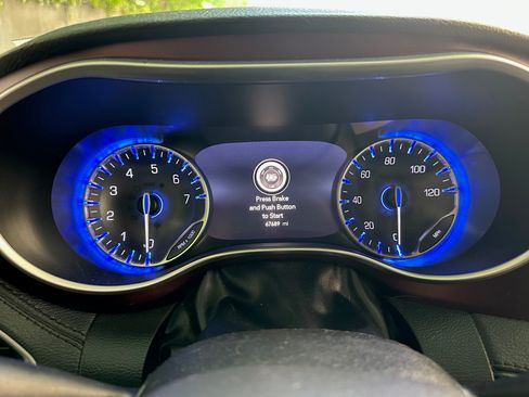 Used 2018 Chrysler Pacifica Limited w/ Advanced Safetytec Group FWD image 11