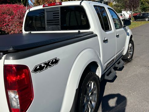 Used 2021 Nissan Frontier SV image 2