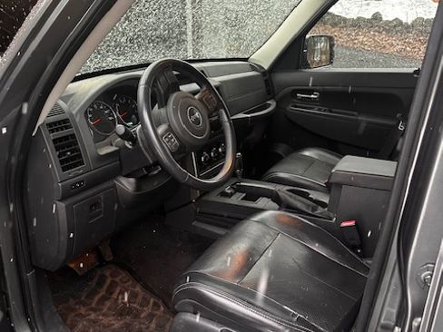 Used 2012 Jeep Liberty Sport image 9