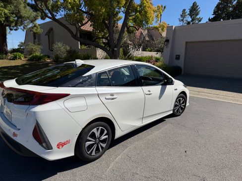 Used 2017 Toyota Prius Prime Advanced w/ Carpet Mat Package image 5