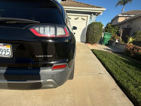 Used 2019 Jeep Cherokee Limited image 10