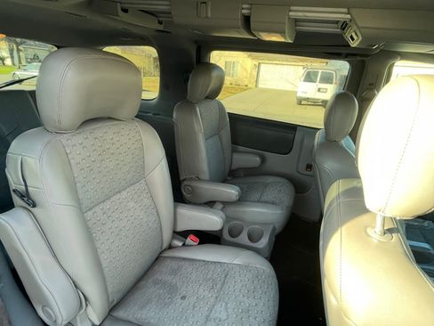 Used 2005 Saturn Relay Level 3 w/ Safety Pkg FWD image 5