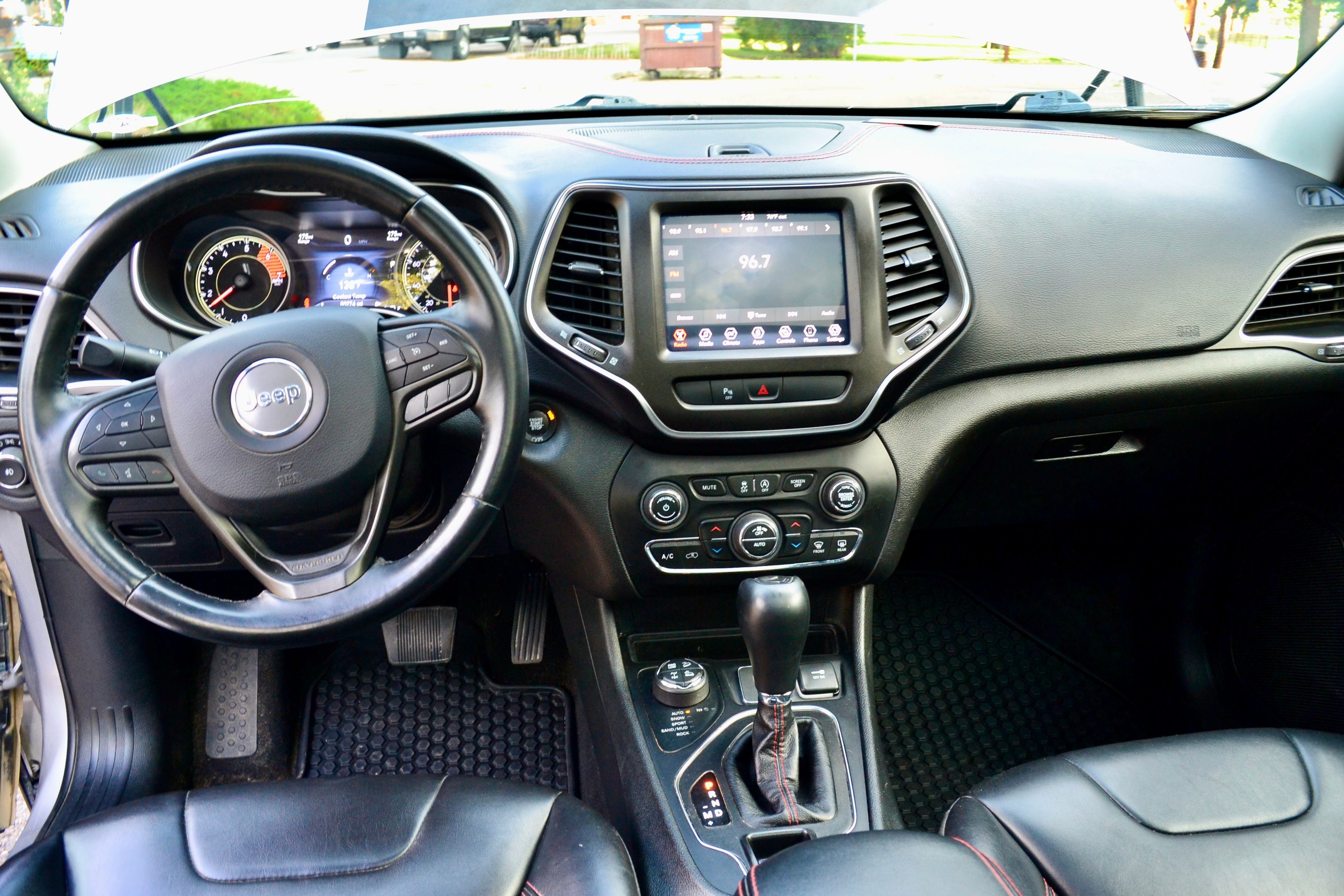 Used 2019 Jeep Cherokee Trailhawk w/ Comfort/Convenience Group AWD/4WD image 12