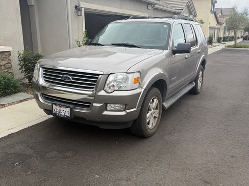 Used 2008 Ford Explorer XLT image 2