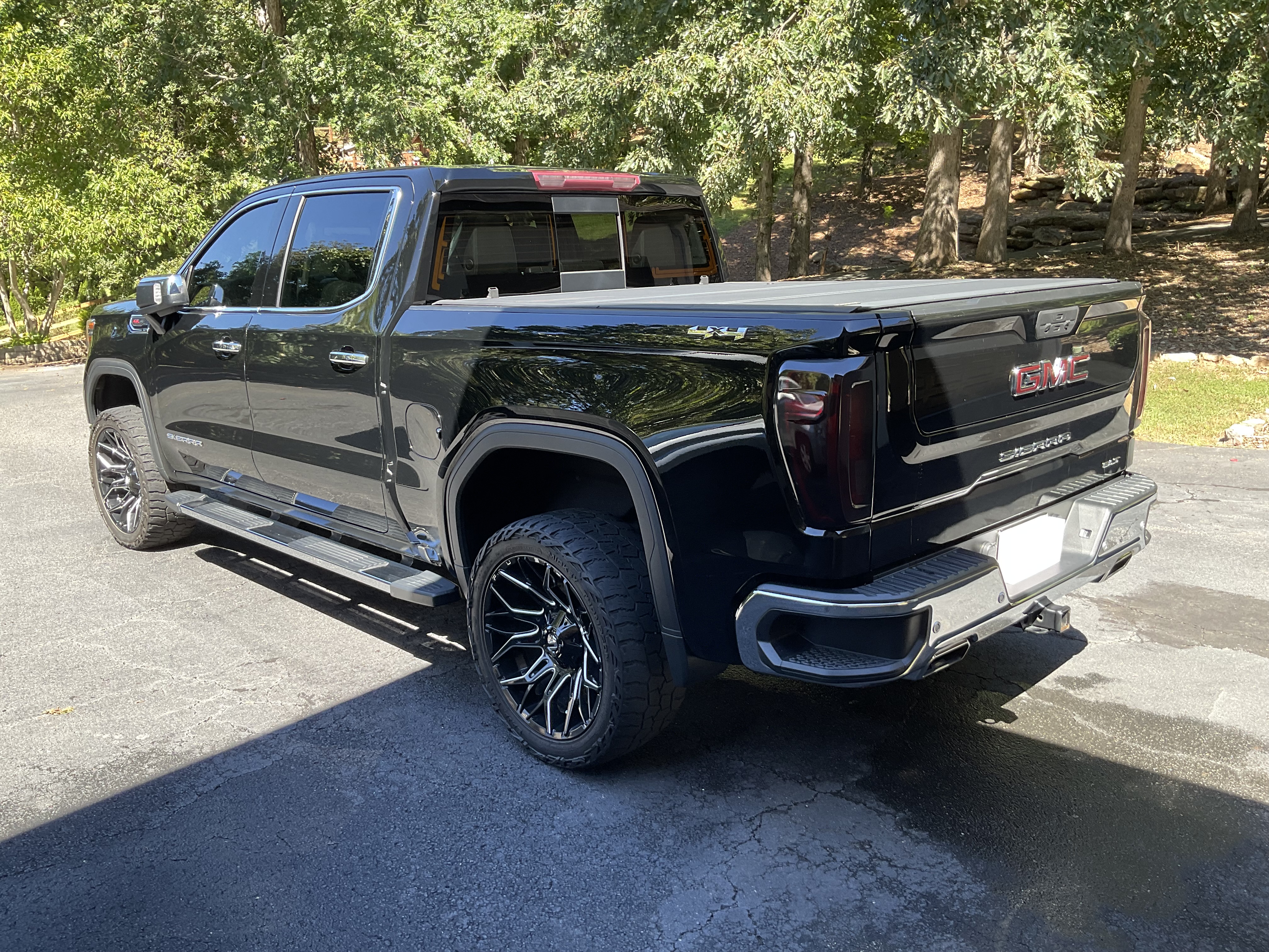Used 2022 GMC Sierra 1500 SLT w/ SLT Premium Plus Package AWD/4WD image 9