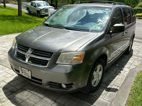 Used 2010 Dodge Grand Caravan SXT FWD image 2