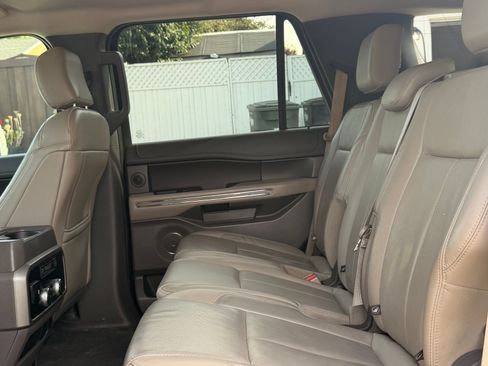 Used 2018 Ford Expedition XLT w/ Equipment Group 201A RWD image 15