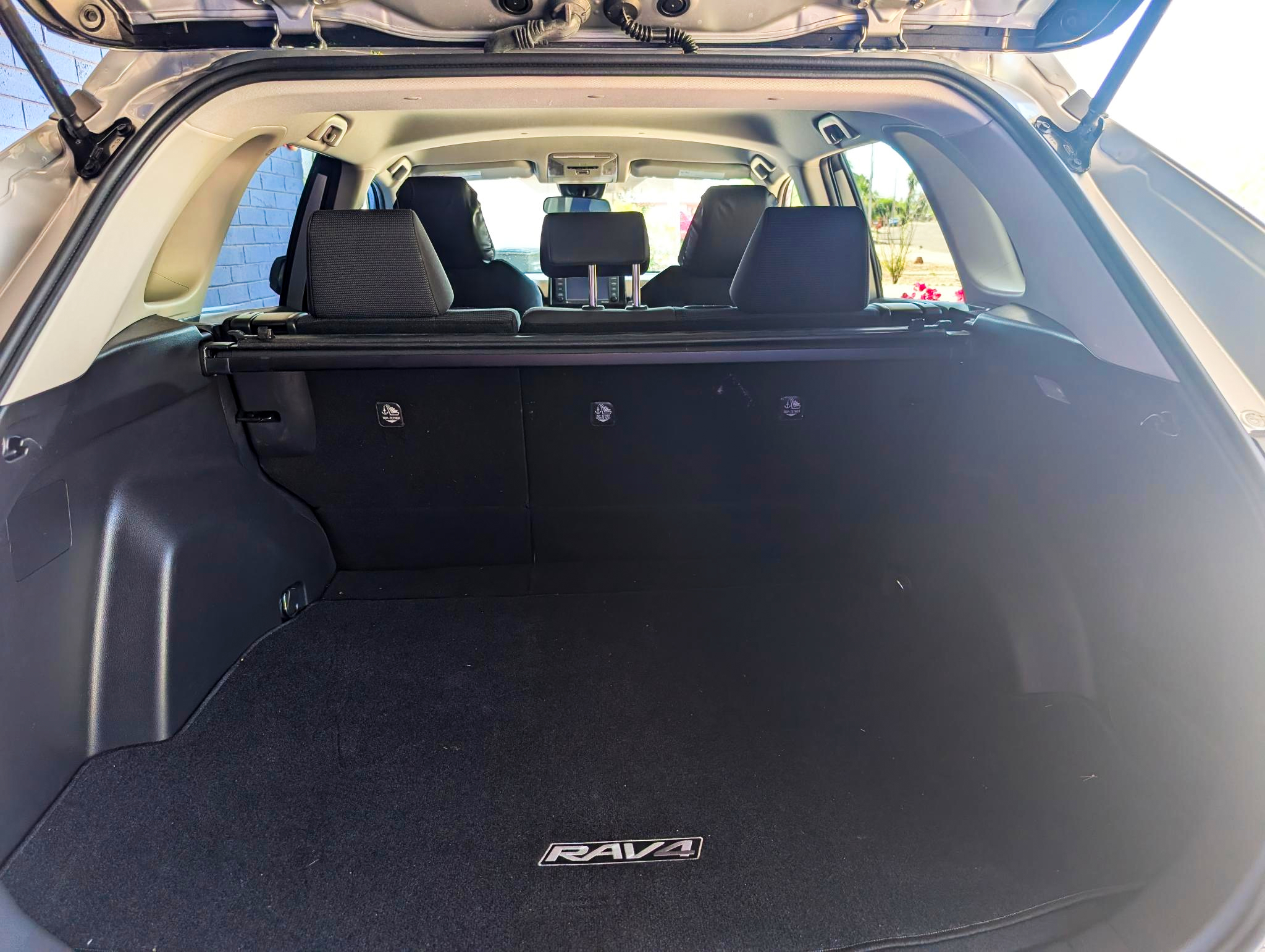 Used 2021 Toyota RAV4 LE w/ Carpet Mat Package (TMS) AWD/4WD image 16