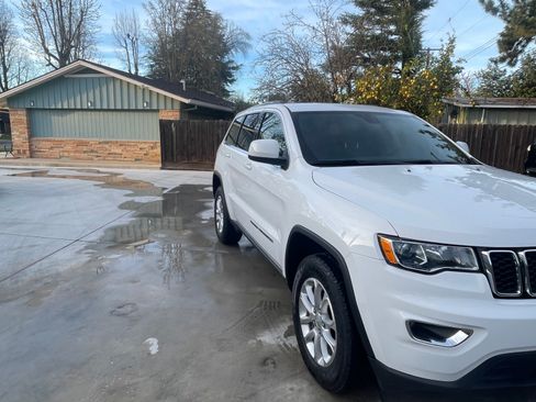 Used 2021 Jeep Grand Cherokee Laredo image 5