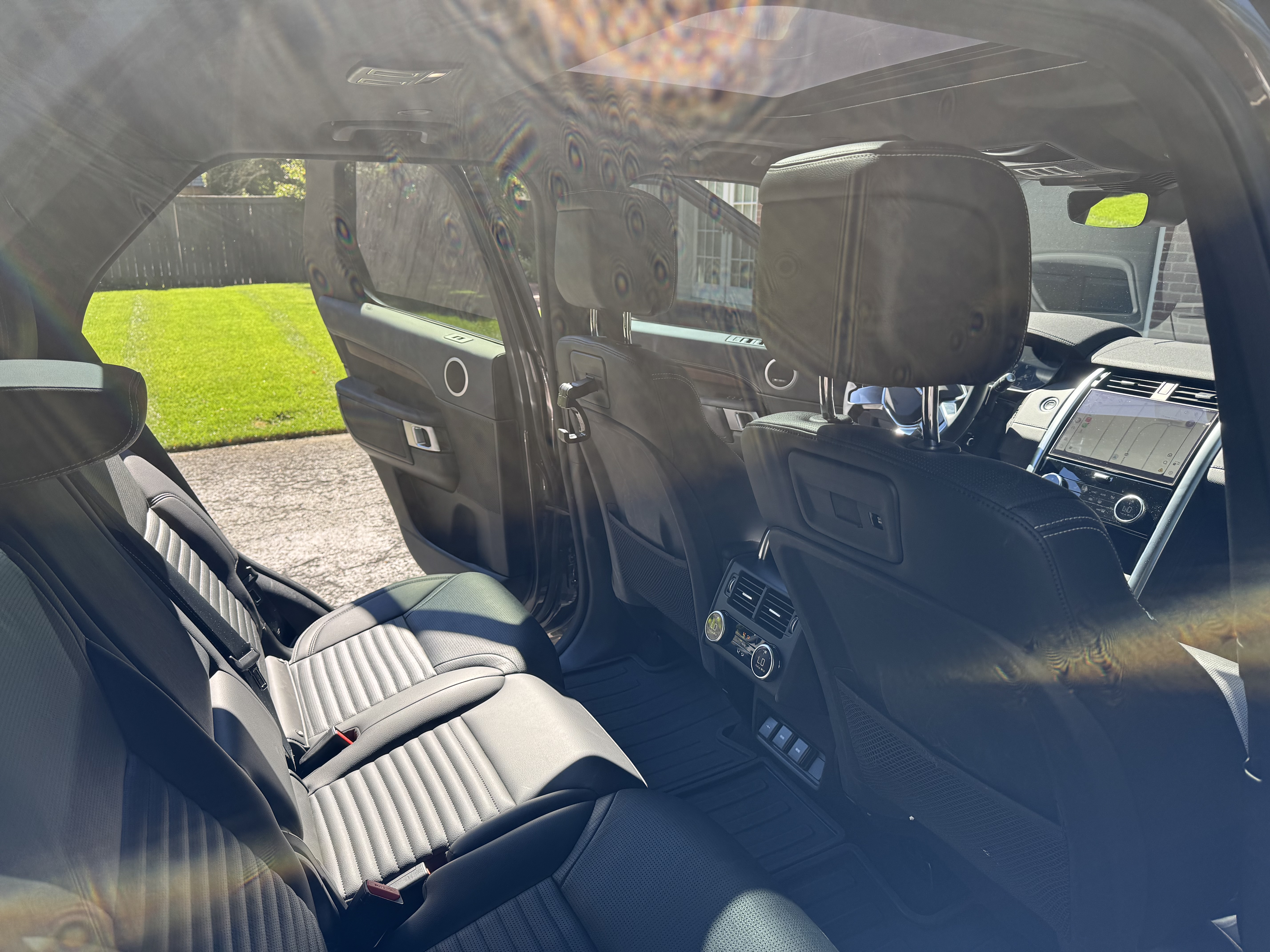 Used 2024 Land Rover Discovery Dynamic SE AWD/4WD image 4