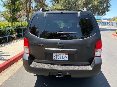 Used 2011 Nissan Pathfinder LE w/ Navigation Pkg AWD/4WD image 11