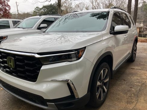 Used 2024 Honda Pilot Touring image 4