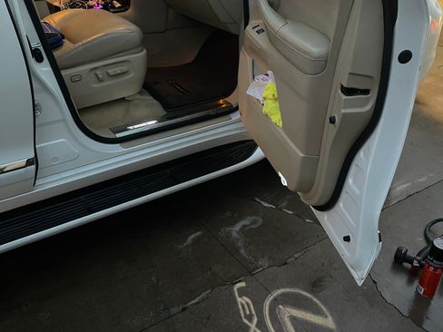 Used 2011 Lexus LX 570 4WD image 15