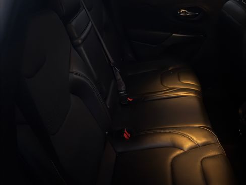 Used 2019 Jeep Cherokee Limited image 6