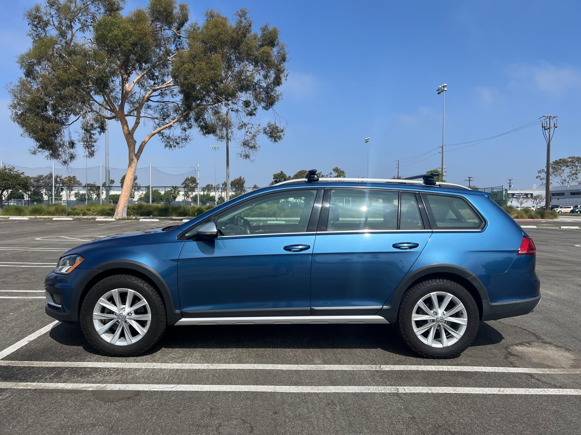 Used 2017 Volkswagen Golf Alltrack SE AWD/4WD image 2