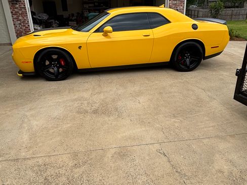 Used 2017 Dodge Challenger SRT Hellcat RWD image 9