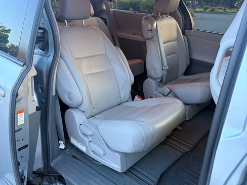 Used 2015 Toyota Sienna XLE w/ XLE Navigation Package FWD image 4