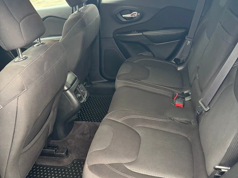 Used 2016 Jeep Cherokee Latitude w/ Cold Weather Group AWD/4WD image 15