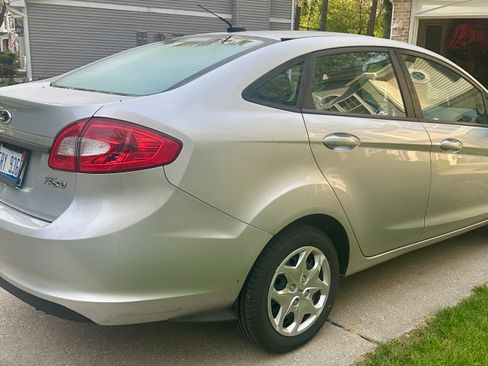 Used 2013 Ford Fiesta SE FWD image 4
