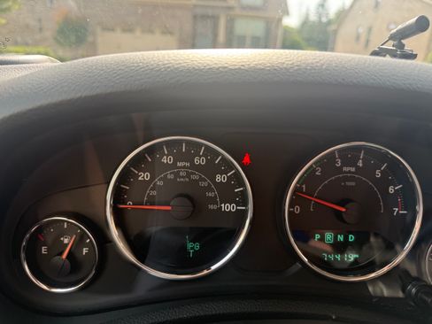 Used 2018 Jeep Wrangler Unlimited Sahara w/ Connectivity Group AWD/4WD image 11